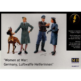Figuras Luftwaffe figures. 2 men 2 women and a Doberman.(This set is called ′Women at War′ Germany Luftwaffe Helferinnen)
