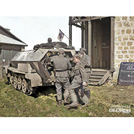 Maqueta 'Krankenpanzerwagen' Sd.Kfz.251/8 Ausf.A , WWII German Ambulance with Military Medical Personnel