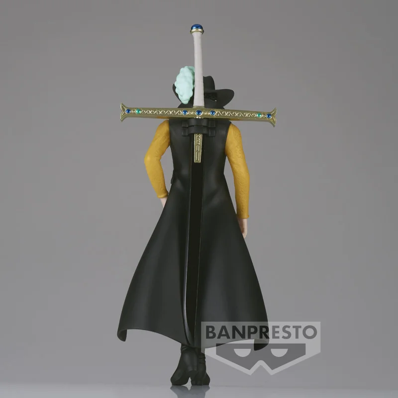 One Piece The Shukko Dracule Mihawk Figure