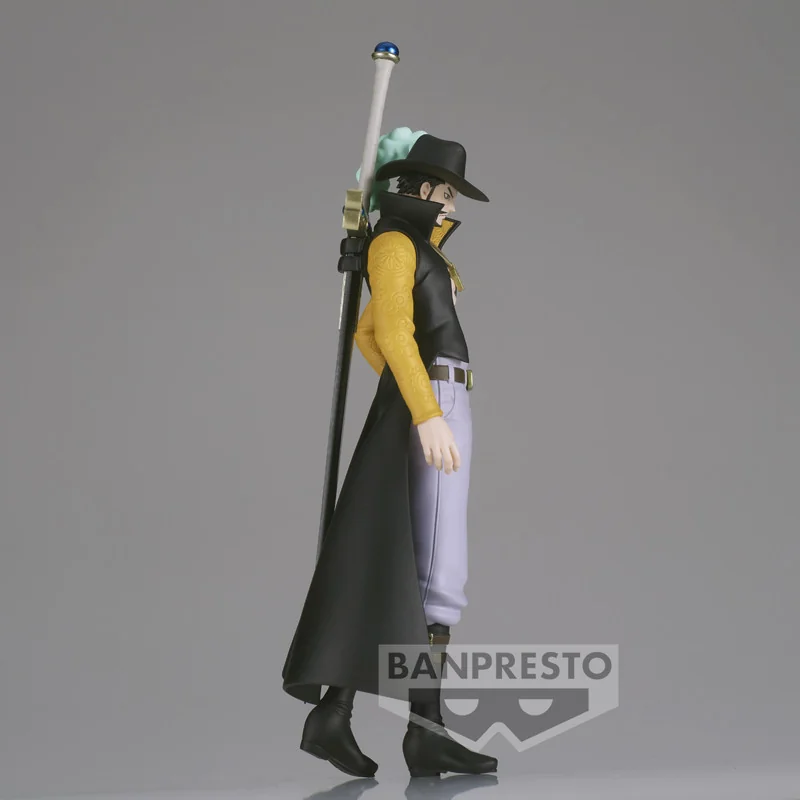 One Piece The Shukko Dracule Mihawk Figure