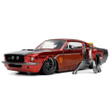 FORD Mustang Shelby GT500 con figura de STAR LORD Guardianes de la Galaxia 1967