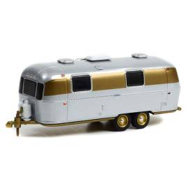 Caravana Airstream de 2 ejes dorada y plateada de 1972 de la serie HITCHED Homes en blíster