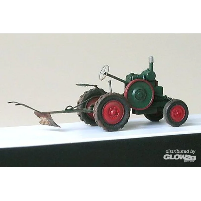 Maqueta militar Tractor Svoboda with plow year1937