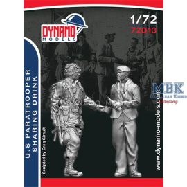 Figuras U.S. Paratrooper Sharing A Drink 1:72