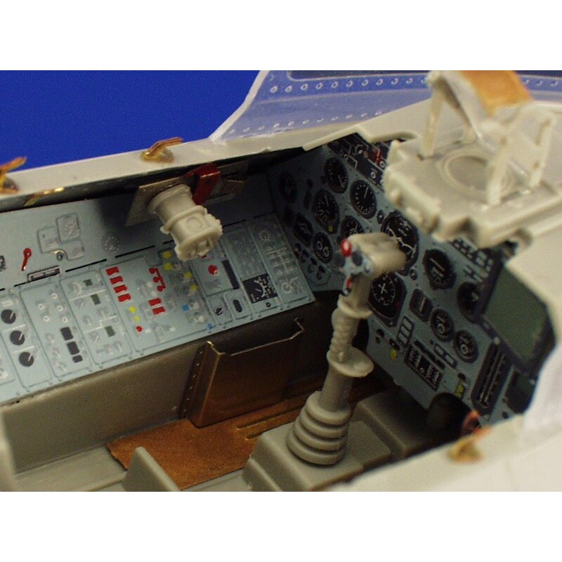 Sukhoi Su-27B Flanker interior PRE-PAINTED IN COLOUR! (diseñado para ser ensamblado con maquetas de Trumpeter)