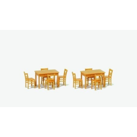 Figuras 2 mesas y 8 sillas madera natural