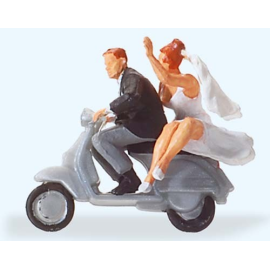 Pareja casada en vespa