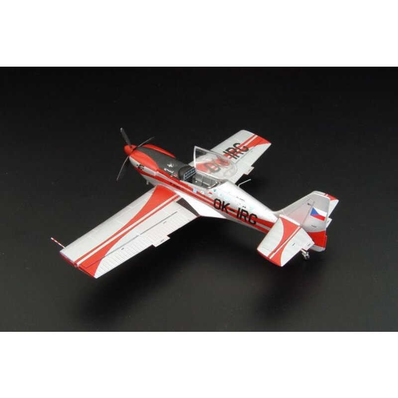 Zlin Z-50 edad de oro - kit modelo de plástico del famoso avión acrobático Checa